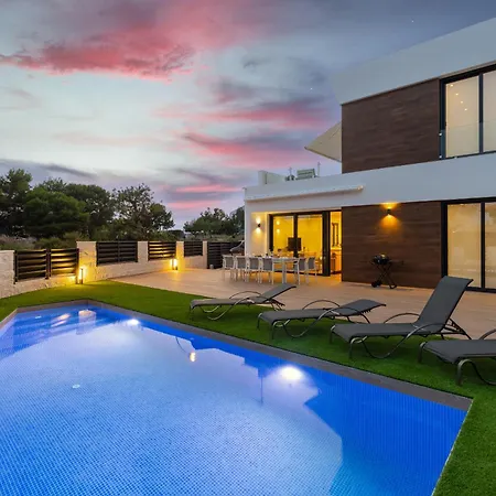 Villa Luxurious & Comfy By Fidalsa *